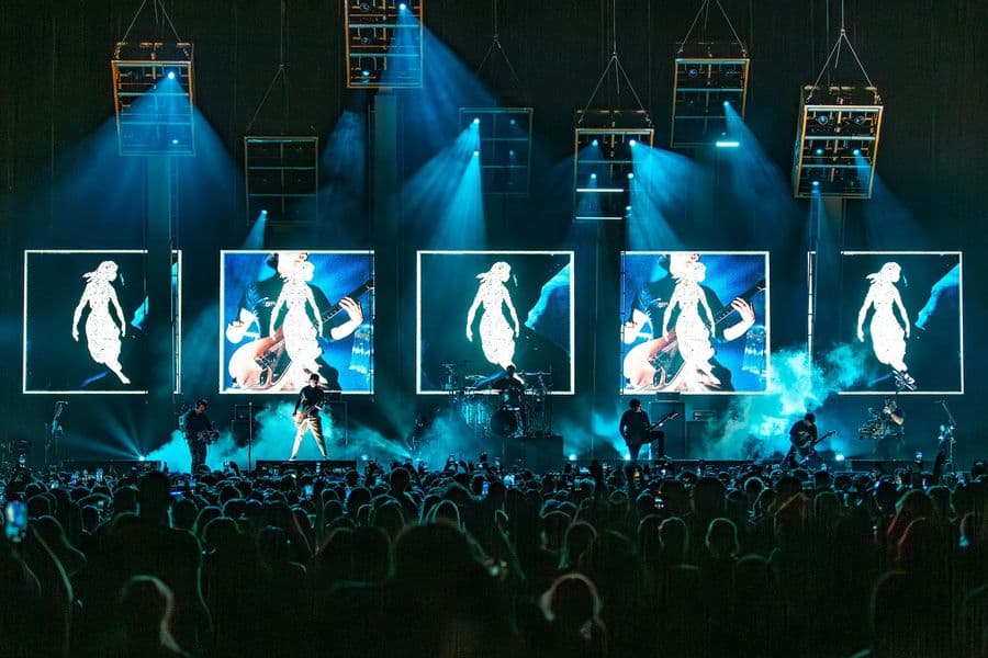 5 large square across the stage with animation and camera overlayed