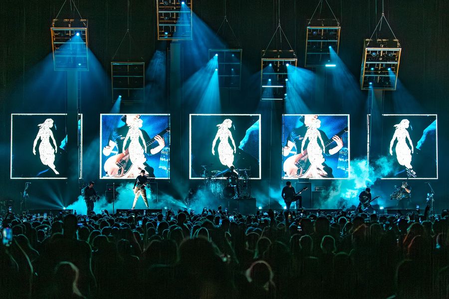 5 large square across the stage with animation and camera overlayed 